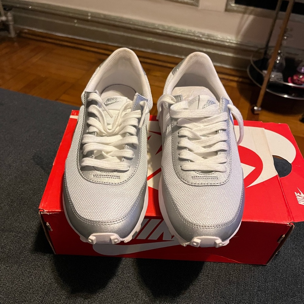 Nike Women’s Sneakers in Light Gray and White - Picture 3 of 5